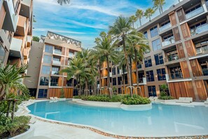 2 hồ bơi ngoài trời 