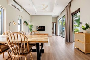 Vila standard | 2 quartos, cofres nos quartos, Wi-Fi de cortesia, roupa de cama