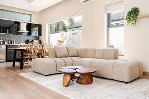 Villa Standard | Salle de séjour | Télévision LED de 55 pouces avec chaînes numériques