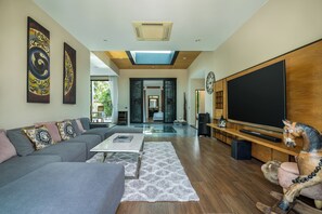 Villa | Woonruimte | Een 65-inch ledtelevisie met digitale zenders