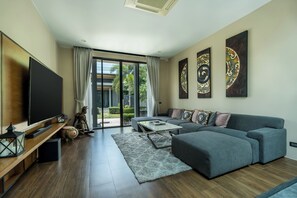 Villa | Oppholdsrom | En 65-tommers LED-TV med digitale kanaler