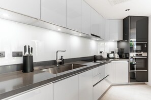 Appartement Premium | Cuisine privée | Grand réfrigérateur, micro-ondes, plaque de cuisson, machine à expresso