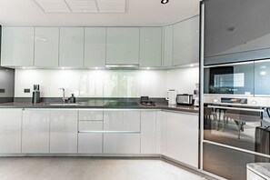Apartemen Premium | Dapur pribadi | Lemari es besar, microwave, kompor, dan mesin espresso