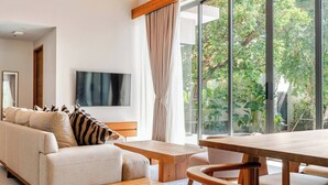 Una sala de estar moderna con un sofá, una mesa de centro y una mesa de comedor.
