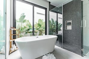 Villa | Salle de bain | Séchoir à cheveux, serviettes fournies, savon, shampooing