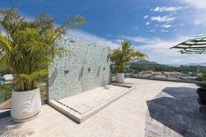 2 outdoor pools