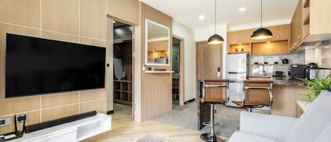 In-room safe, free WiFi, bed sheets