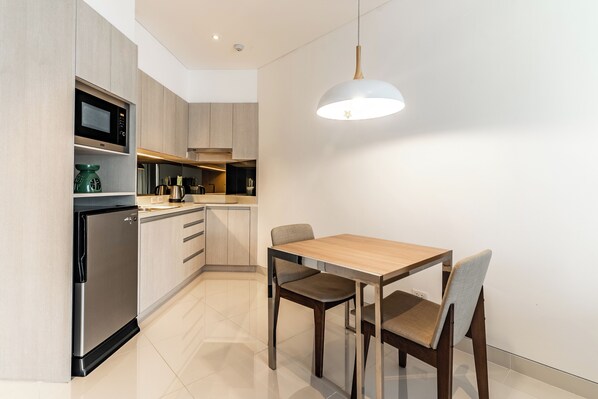 apartman | Privát teakonyha | Hűtőszekrény, mikrohullámú sütő, főzőlap és kenyérpirító