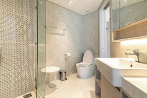 apartman | Fürdőszoba | Zuhanyzó, hajszárító, törölközők és sampon