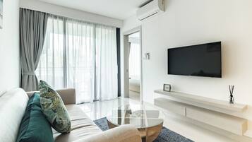 Căn hộ | Khu phòng khách | Smart TV 43-inch có truyền hình kỹ thuật số