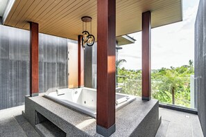 Villa | Private spa tub