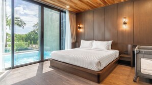 Un dormitorio moderno con una cama grande, vistas a una piscina y techo de madera.