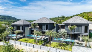 Un resort moderno con tres villas, cada una con piscina privada y rodeadas de exuberante vegetación.