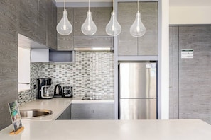 Appartement | Cuisine privée | Grand réfrigérateur, micro-ondes, plaque de cuisson, grille-pain