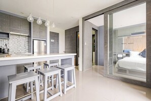 Coffres-forts dans les chambres, fer et planche à repasser