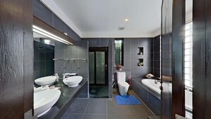 Standard Villa | Banyo | Saç kurutma makinesi, havlu, tuvalet kâğıdı 
