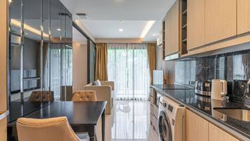 Superior Studio Suite | Dining room