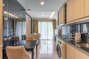 Superior Studio Suite | Dining room