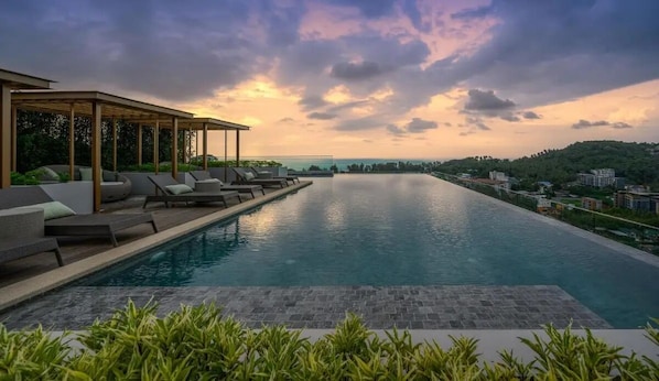 2 outdoor pools