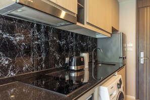 Suíte estúdio superior | Cozinha privada | Geladeira, micro-ondas, cooktop, cafeteira/chaleira