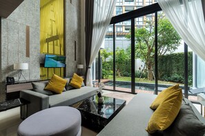 Villa, 2 chambres, patio | Coin séjour | Télévision LED de 55 pouces avec chaînes numériques