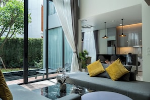 Villa, 2 chambres, patio | Coin séjour | Télévision LED de 55 pouces avec chaînes numériques