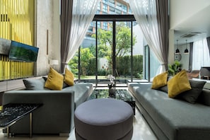 Villa, 2 chambres, patio | Coin séjour | Télévision LED de 55 pouces avec chaînes numériques