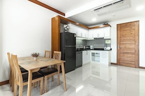 Full-sized fridge, microwave, toaster, blender - Q1 By Villacarte (Kata)
