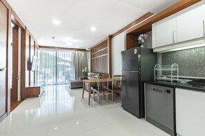Superior-lejlighed - balkon - byudsigt | Opholdsområde | 55-tommers smart-tv med digitale kanaler