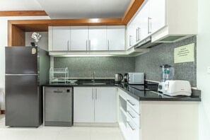 Appartement Supérieur, balcon, vue ville | Cuisine privée | Grand réfrigérateur, micro-ondes, grille-pain, blender