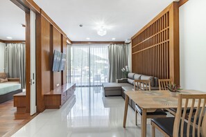 Departamento superior, balcón, vista a la ciudad | Sala de estar | Smart TV de 55 pulgadas con canales digitales 