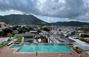 สระว่ายน้ำกลางแจ้ง