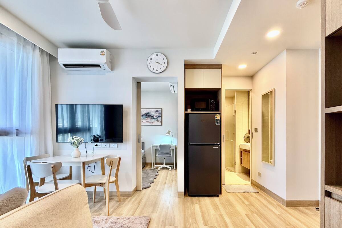 Un appartement moderne comprenant un coin repas, une cuisine et un espace de vie.