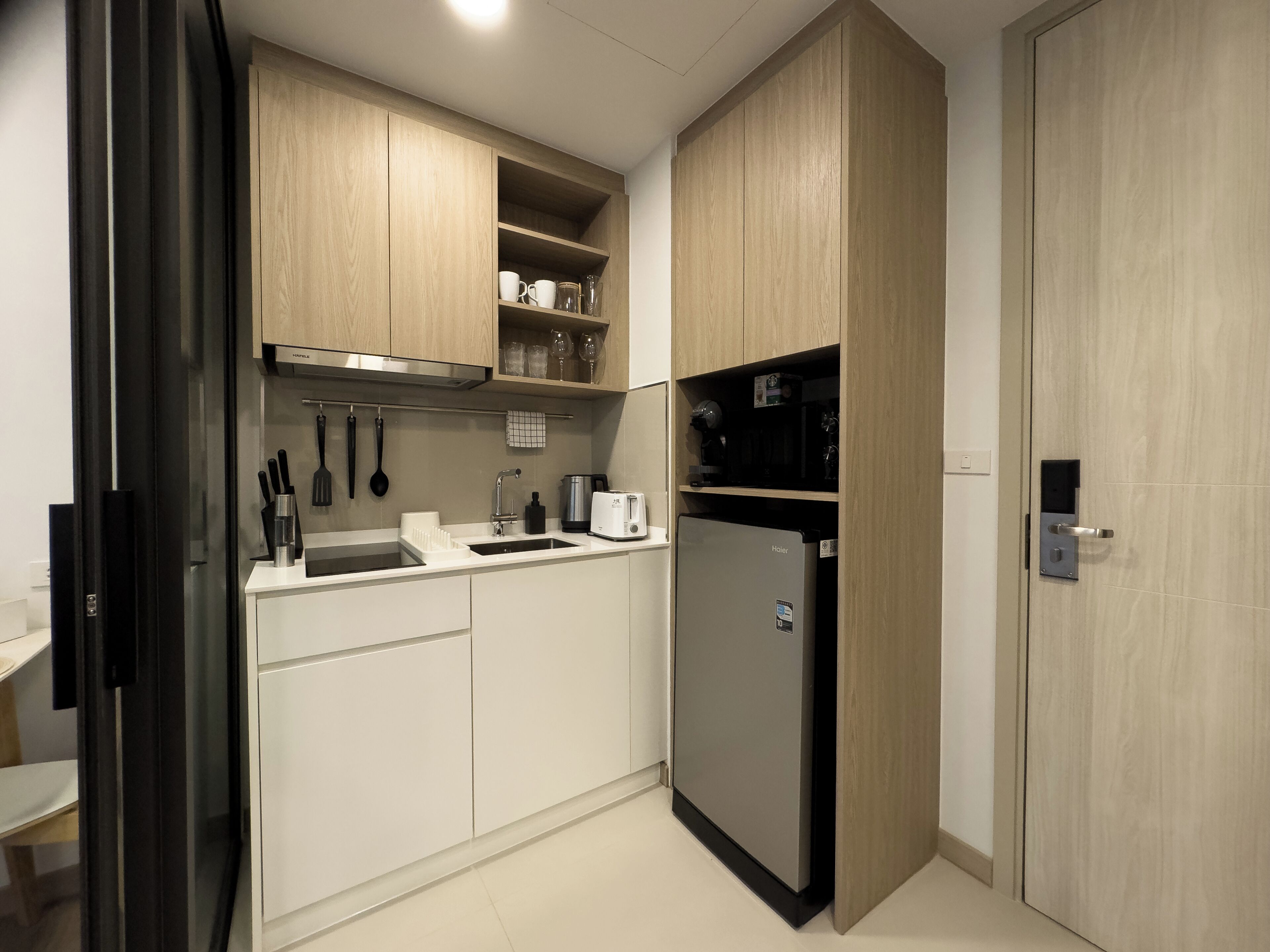 Basic-Zimmer | Eigene Küche | Kühlschrank, Mikrowelle, Herdplatte, Kochgeschirr/Geschirr/Besteck