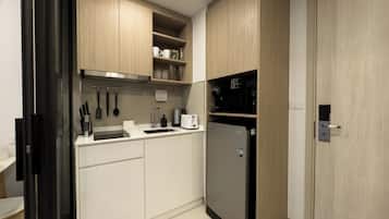 Basic-Zimmer | Eigene Küche | Kühlschrank, Mikrowelle, Herdplatte, Kochgeschirr/Geschirr/Besteck