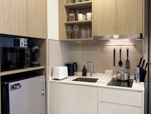 コンフォート アパートメント | 専用キッチン | 冷蔵庫、電子レンジ、コンロ、調理器具と食器