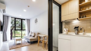 Eine moderne Wohnung mit Wohnzimmer, Essbereich und Küche.