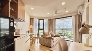 Eine moderne Wohnung mit Küche, Essbereich und Wohnzimmer mit großem Fenster.