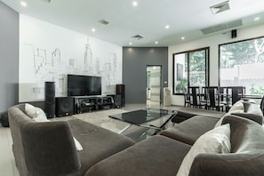 Villa Familiale | Coin séjour | Télévision LED de 65 pouces avec chaînes numériques