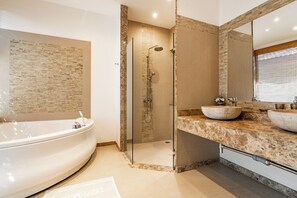 Family Villa | Bathroom | Shower, hair dryer, towels, soap