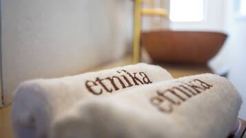 En handduk med ordet ”etnika” broderat på den.