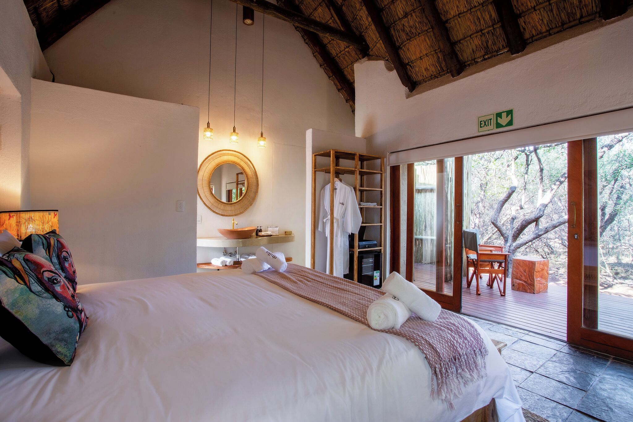 مكتب ومساحة عمل للكمبيوتر المحمول وواي فاي مجانًا