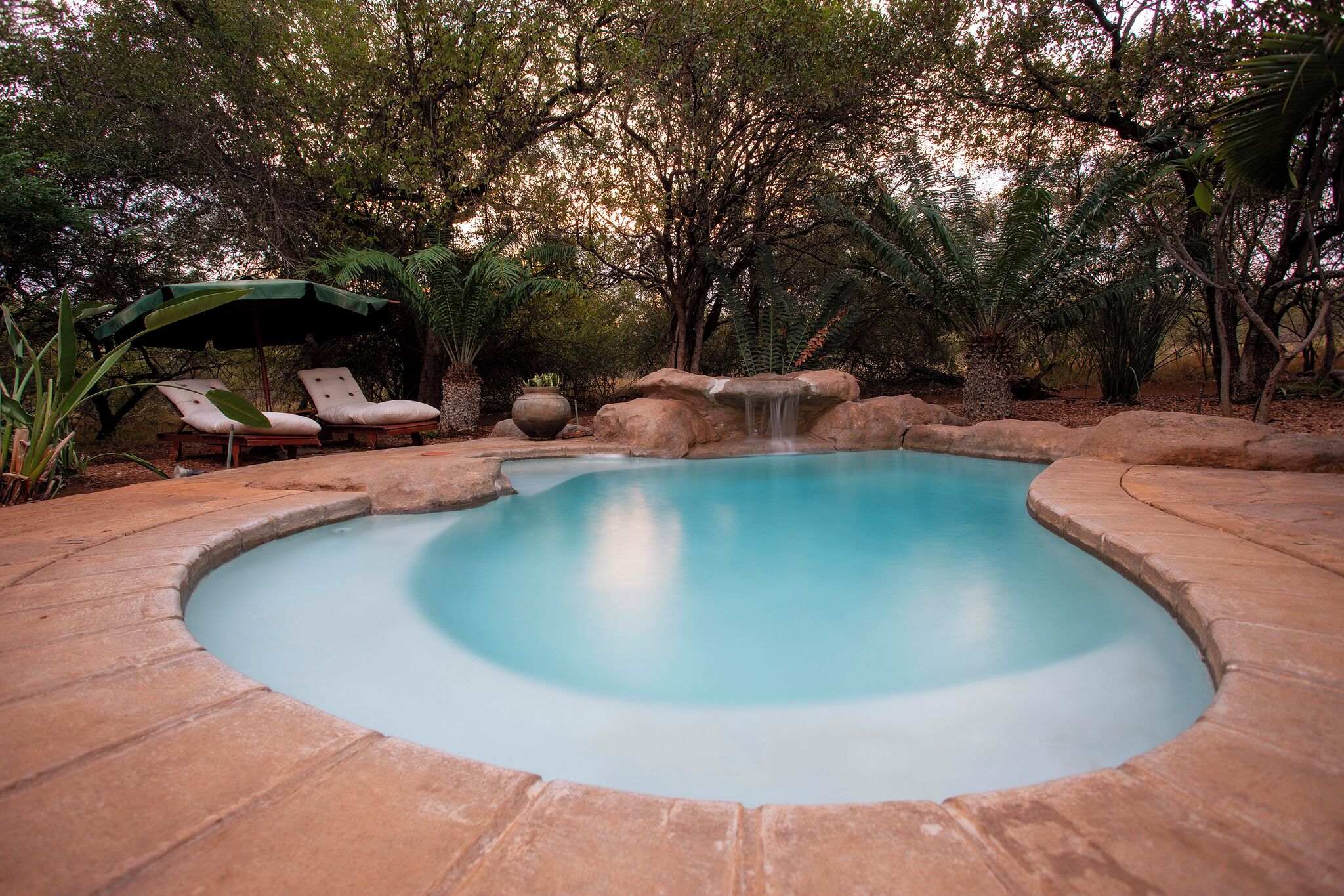 สระว่ายน้ำกลางแจ้ง