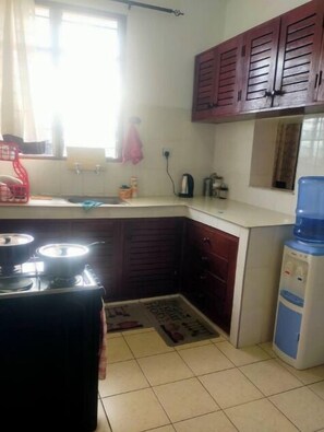 Geladeira, micro-ondas, fogão, chaleira elétrica