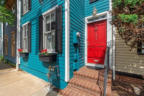 The Madison - Pet Friendly Spacious Retreat + Private Fire Pit Courtyard