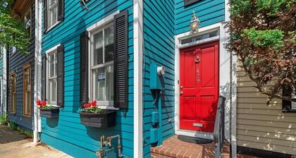 The Madison - Pet Friendly Spacious Retreat + Private Fire Pit Courtyard