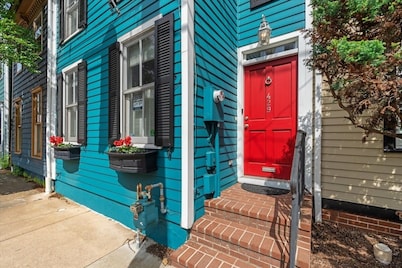 The Madison - Pet Friendly Spacious Retreat + Private Fire Pit Courtyard