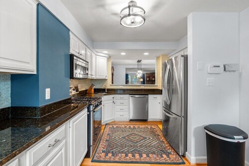 The Madison - Pet Friendly Townhome in the heart of Old Town
