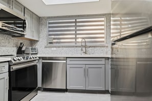 Fridge, microwave, oven, stovetop - Gorgeous Upgraded Scottsdale Condo (Scottsdale)