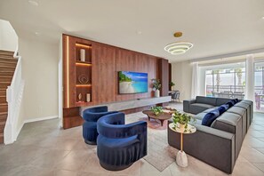 Een smart-tv en tafelvoetbal